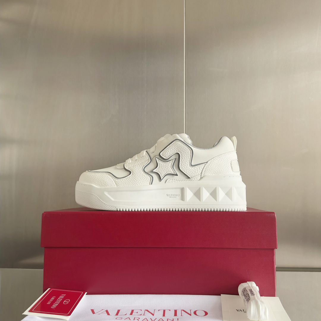 顶级版本:情侣款
VALENTINO华伦天奴 改版PinkPp 情侣款 面包鞋 厚底 休闲 运动鞋
原版