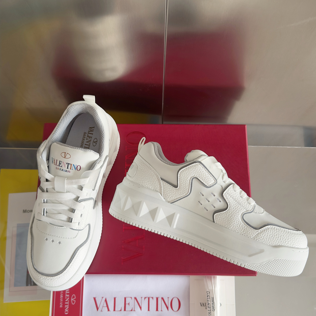 顶级版本:情侣款
VALENTINO华伦天奴 改版PinkPp 情侣款 面包鞋 厚底 休闲 运动鞋
原版