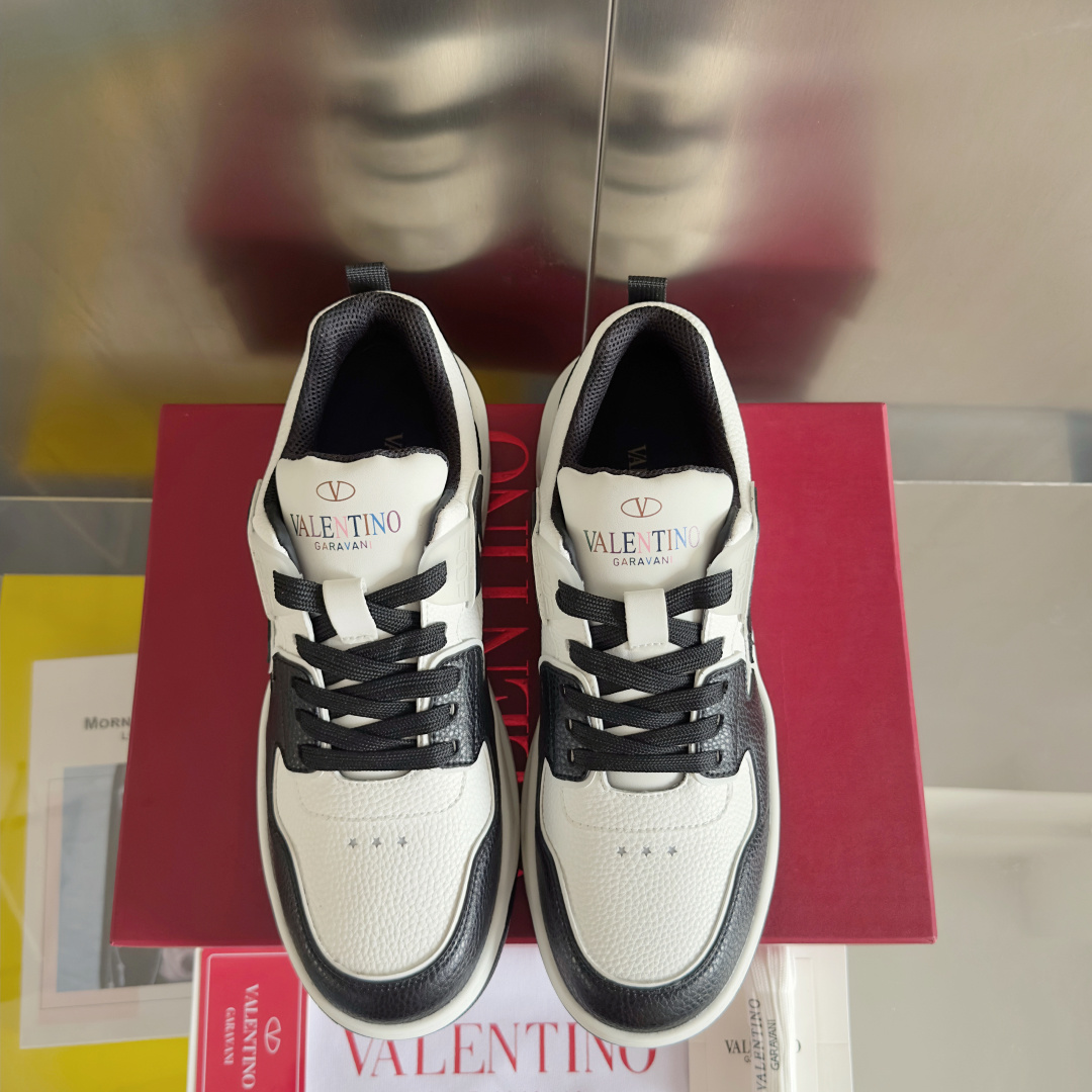 顶级版本:情侣款
VALENTINO华伦天奴 改版PinkPp 情侣款 面包鞋 厚底 休闲 运动鞋
原版