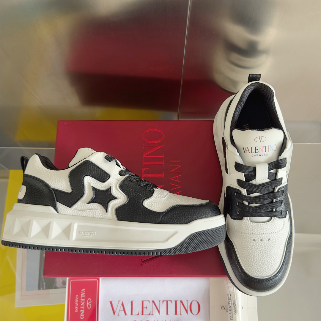 顶级版本:情侣款
VALENTINO华伦天奴 改版PinkPp 情侣款 面包鞋 厚底 休闲 运动鞋
原版