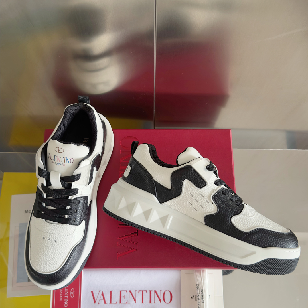 顶级版本:情侣款
VALENTINO华伦天奴 改版PinkPp 情侣款 面包鞋 厚底 休闲 运动鞋
原版