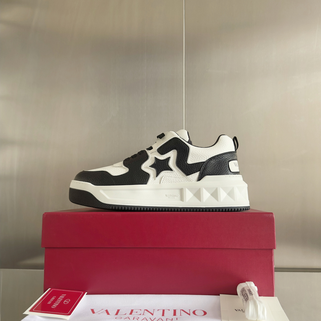 顶级版本:情侣款
VALENTINO华伦天奴 改版PinkPp 情侣款 面包鞋 厚底 休闲 运动鞋
原版
