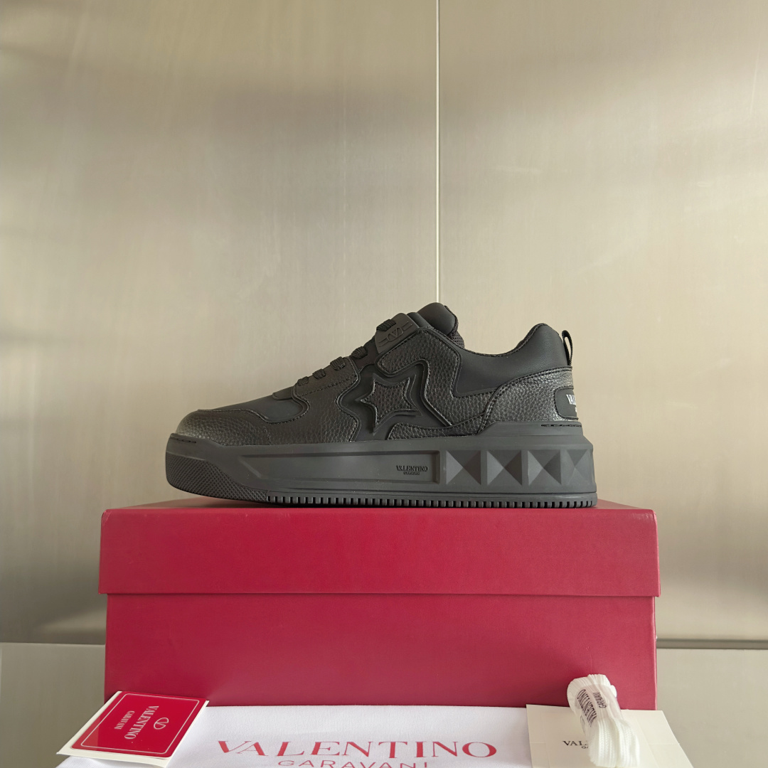 顶级版本:情侣款
VALENTINO华伦天奴 改版PinkPp 情侣款 面包鞋 厚底 休闲 运动鞋
原版