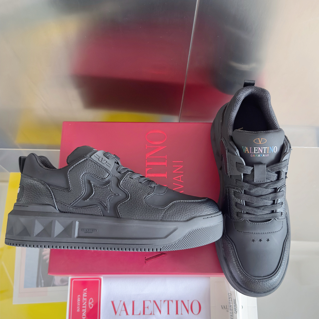 顶级版本:情侣款
VALENTINO华伦天奴 改版PinkPp 情侣款 面包鞋 厚底 休闲 运动鞋
原版