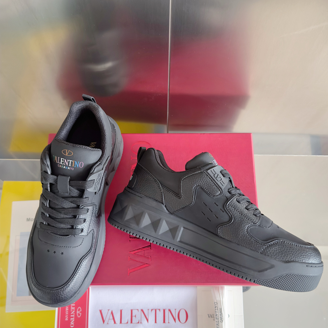 顶级版本:情侣款
VALENTINO华伦天奴 改版PinkPp 情侣款 面包鞋 厚底 休闲 运动鞋
原版