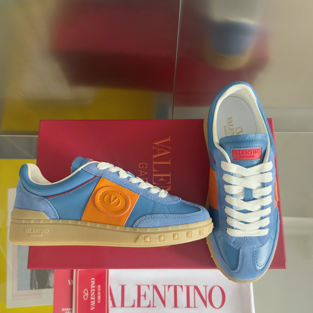 顶级版本:情侣款
VALENTINO华伦天奴V家UPVILLAGE系列 铆钉 情侣款 休闲 运动鞋
原版