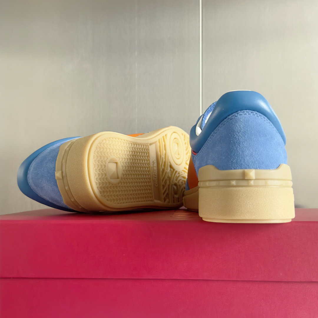 顶级版本:情侣款
VALENTINO华伦天奴V家UPVILLAGE系列 铆钉 情侣款 休闲 运动鞋
原版