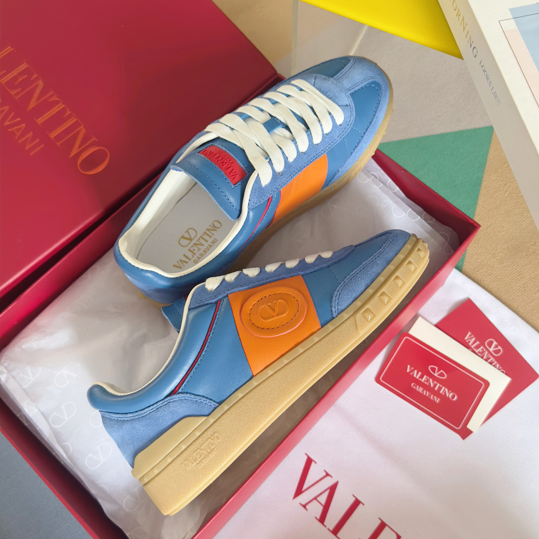 顶级版本:情侣款
VALENTINO华伦天奴V家UPVILLAGE系列 铆钉 情侣款 休闲 运动鞋
原版