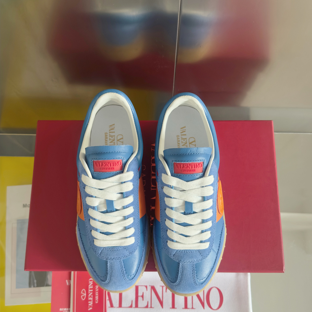 顶级版本:情侣款
VALENTINO华伦天奴V家UPVILLAGE系列 铆钉 情侣款 休闲 运动鞋
原版