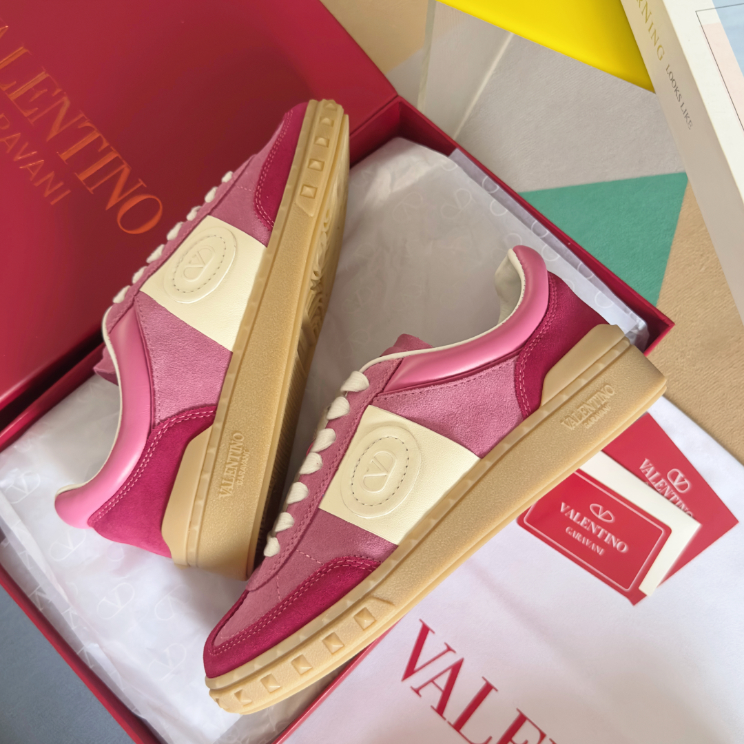 顶级版本：情侣款
VALENTINO华伦天奴V家UPVILLAGE系列 铆钉 情侣款 休闲 运动鞋
原版