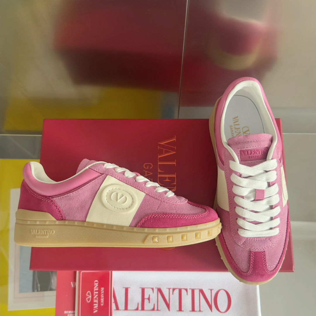 顶级版本：情侣款
VALENTINO华伦天奴V家UPVILLAGE系列 铆钉 情侣款 休闲 运动鞋
原版