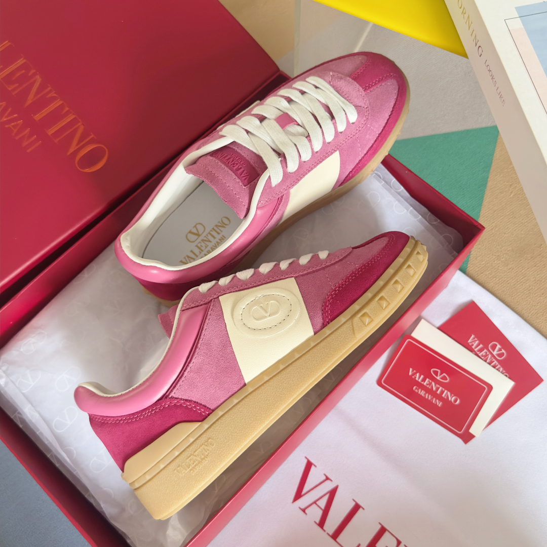 顶级版本：情侣款
VALENTINO华伦天奴V家UPVILLAGE系列 铆钉 情侣款 休闲 运动鞋
原版