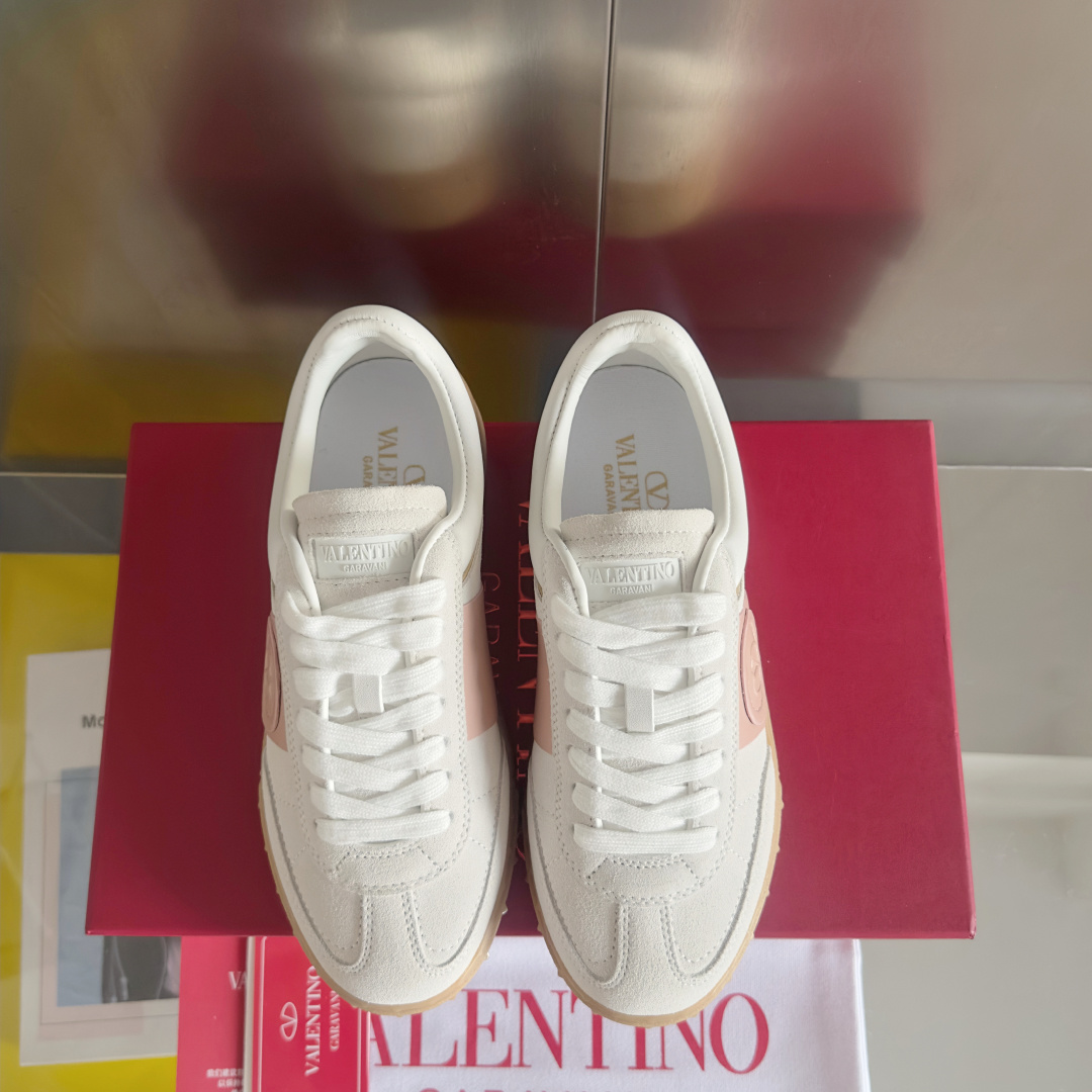 顶级版本:情侣款
VALENTINO华伦天奴V家UPVILLAGE系列 铆钉 情侣款 休闲 运动鞋
原版