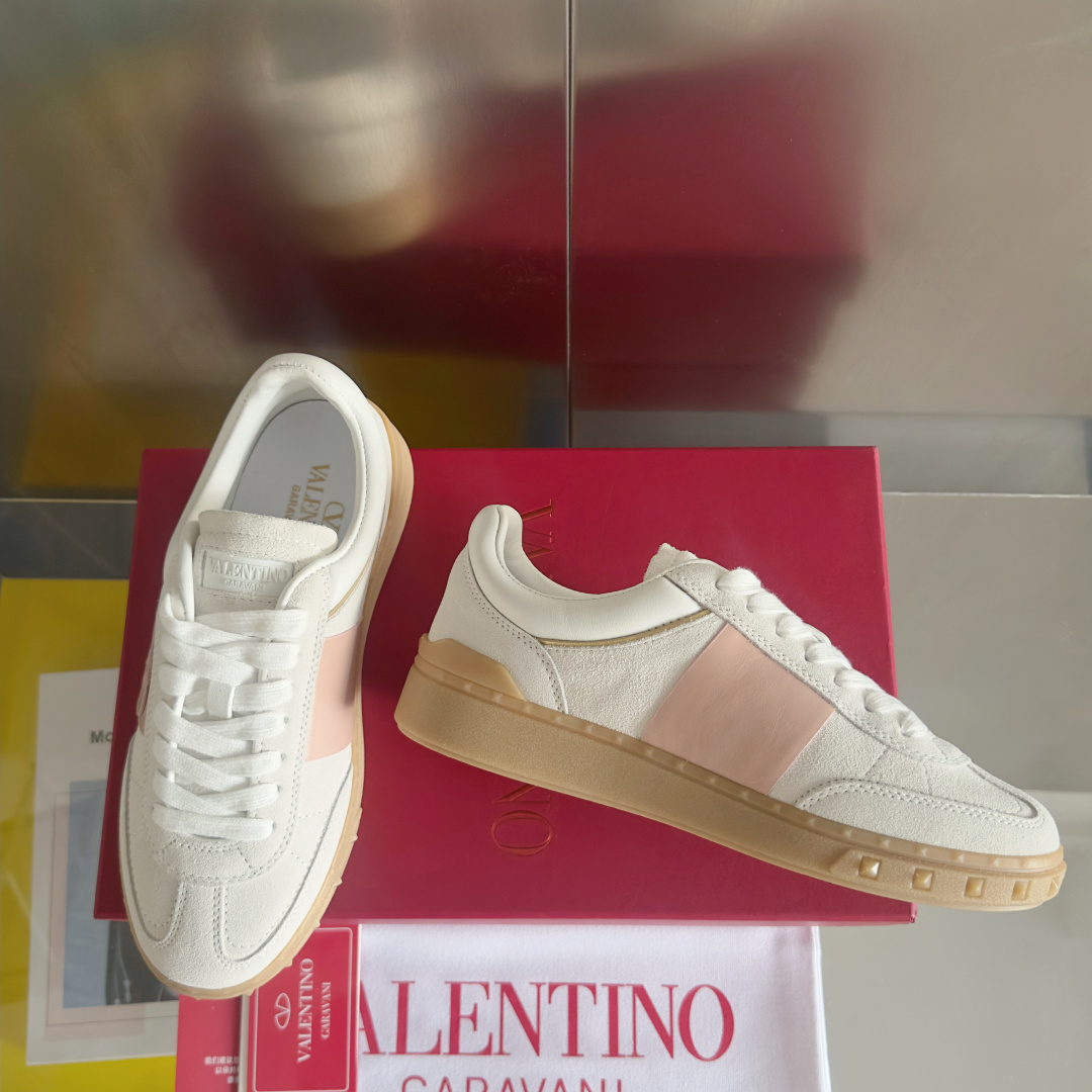 顶级版本:情侣款
VALENTINO华伦天奴V家UPVILLAGE系列 铆钉 情侣款 休闲 运动鞋
原版