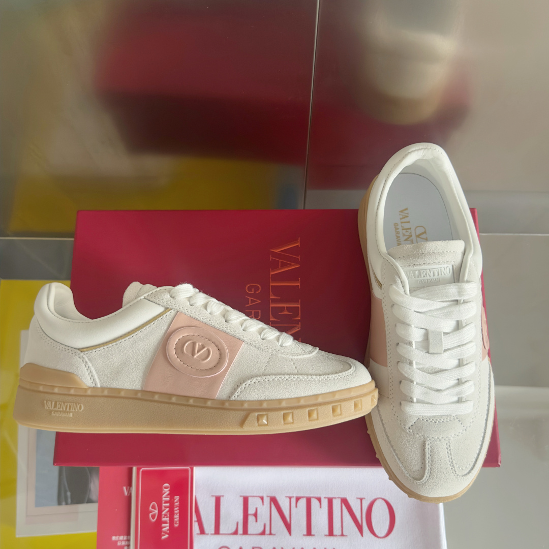 顶级版本:情侣款
VALENTINO华伦天奴V家UPVILLAGE系列 铆钉 情侣款 休闲 运动鞋
原版
