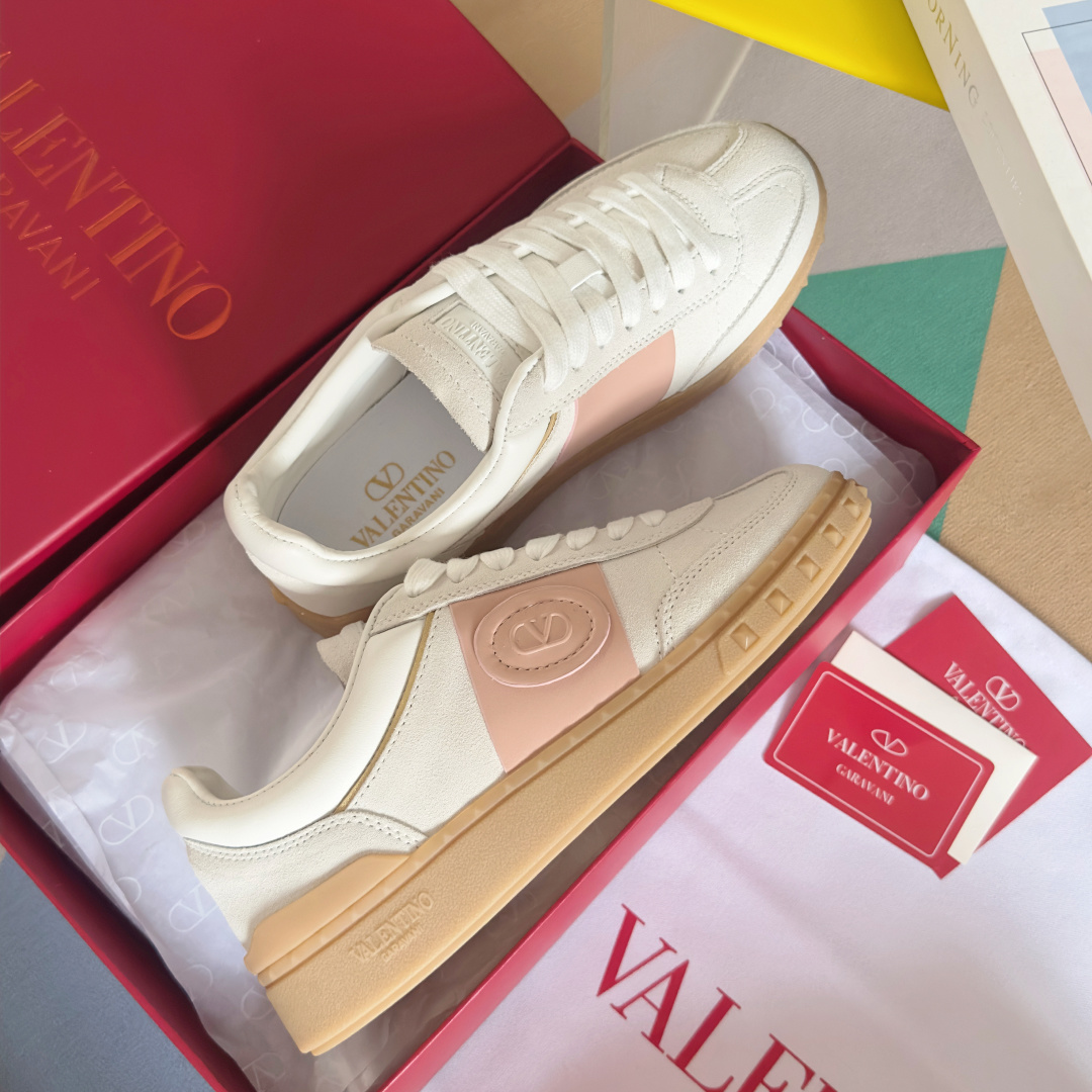 顶级版本:情侣款
VALENTINO华伦天奴V家UPVILLAGE系列 铆钉 情侣款 休闲 运动鞋
原版