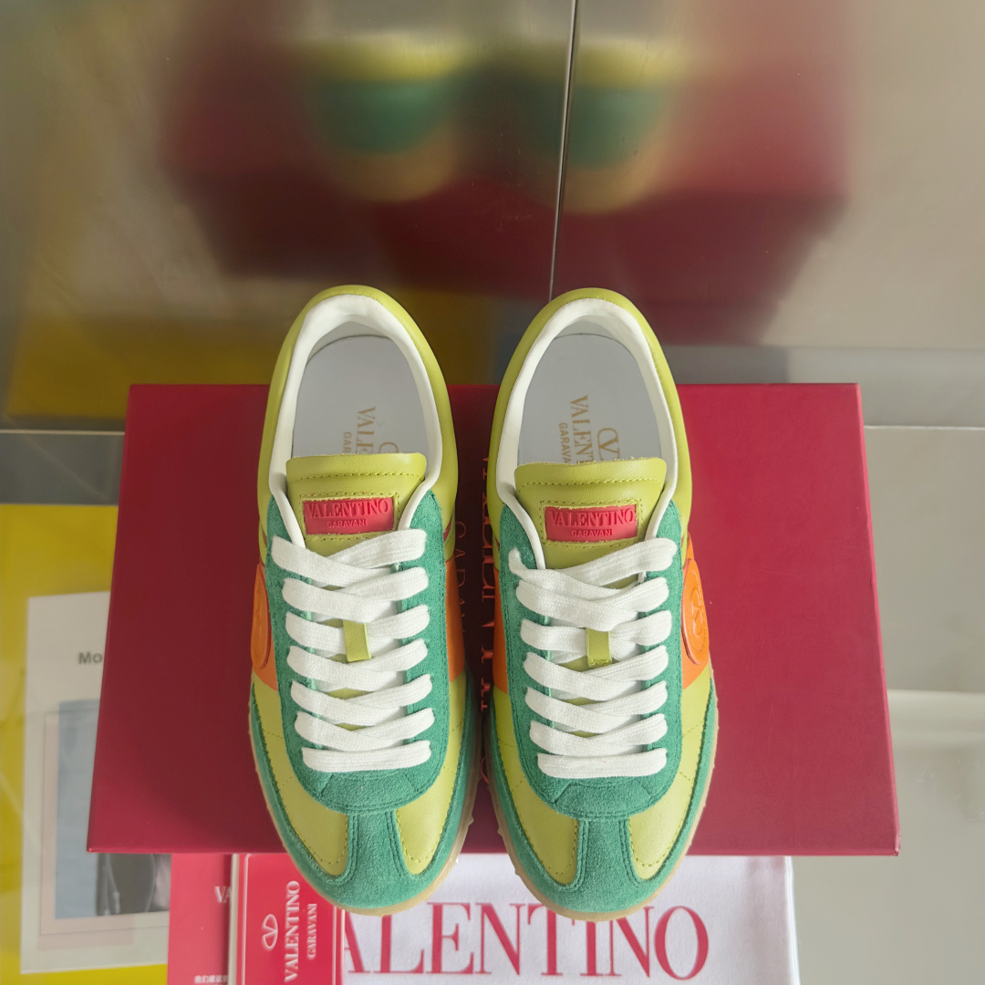 顶级版本:情侣款
VALENTINO华伦天奴V家UPVILLAGE系列 铆钉 情侣款 休闲 运动鞋
原版