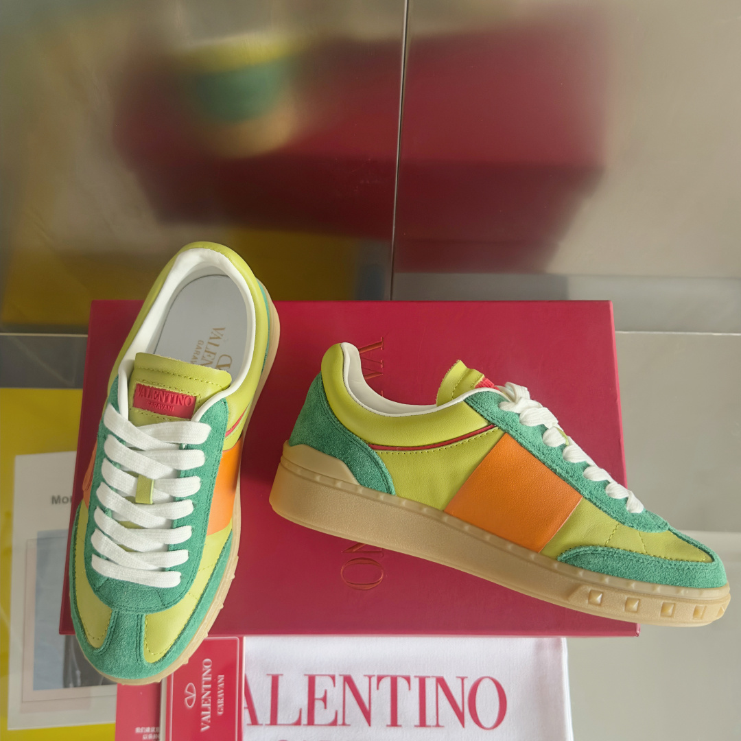 顶级版本:情侣款
VALENTINO华伦天奴V家UPVILLAGE系列 铆钉 情侣款 休闲 运动鞋
原版