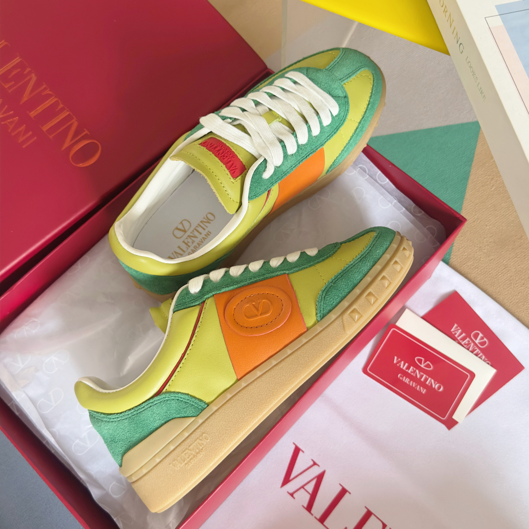 顶级版本:情侣款
VALENTINO华伦天奴V家UPVILLAGE系列 铆钉 情侣款 休闲 运动鞋
原版