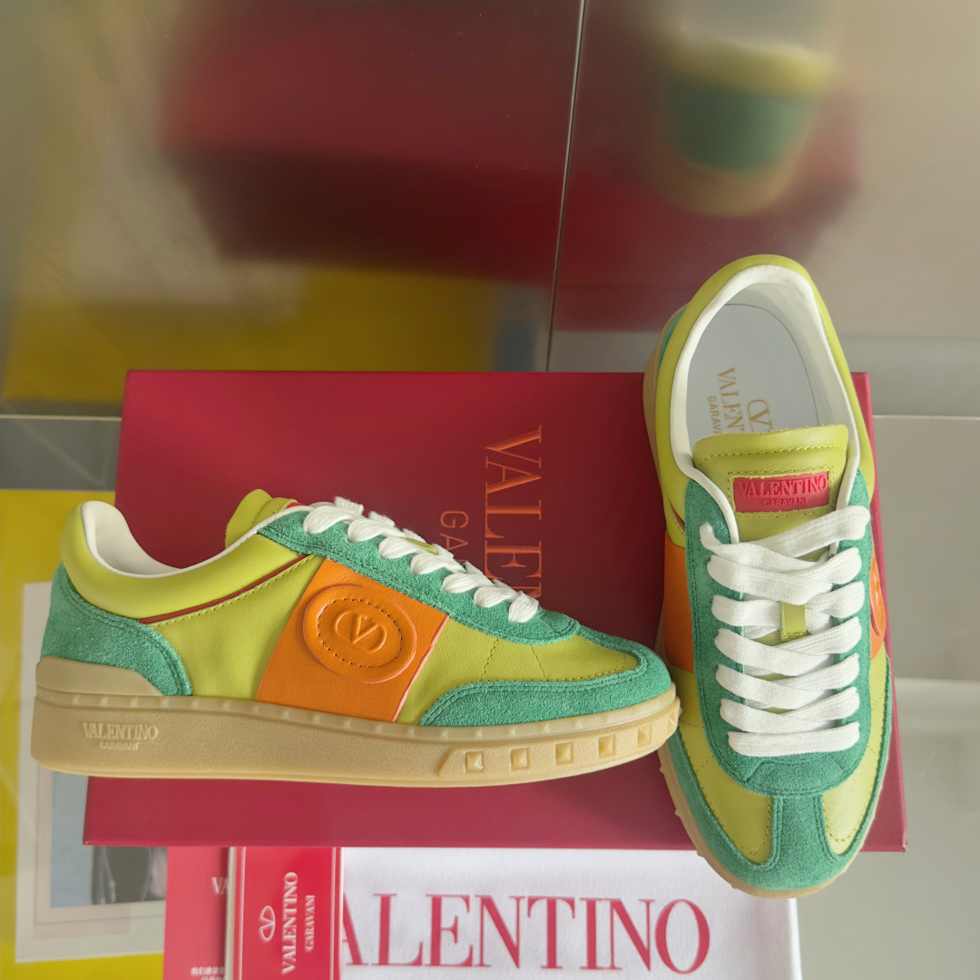 顶级版本:情侣款
VALENTINO华伦天奴V家UPVILLAGE系列 铆钉 情侣款 休闲 运动鞋
原版