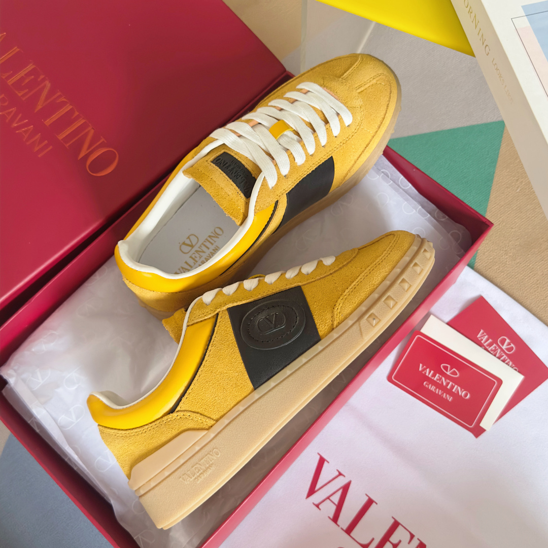 顶级版本:情侣款
VALENTINO华伦天奴V家UPVILLAGE系列 铆钉 情侣款 休闲 运动鞋
原版