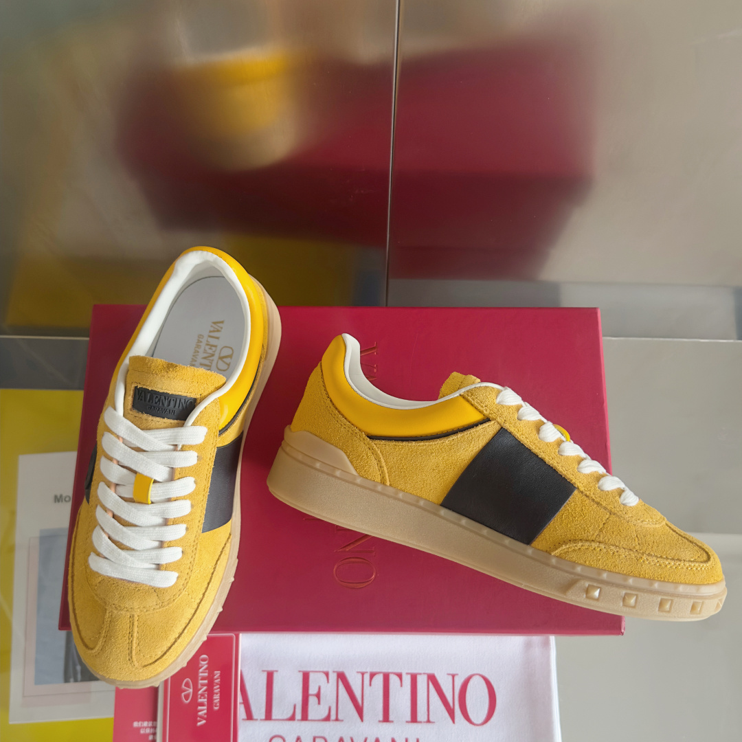 顶级版本:情侣款
VALENTINO华伦天奴V家UPVILLAGE系列 铆钉 情侣款 休闲 运动鞋
原版