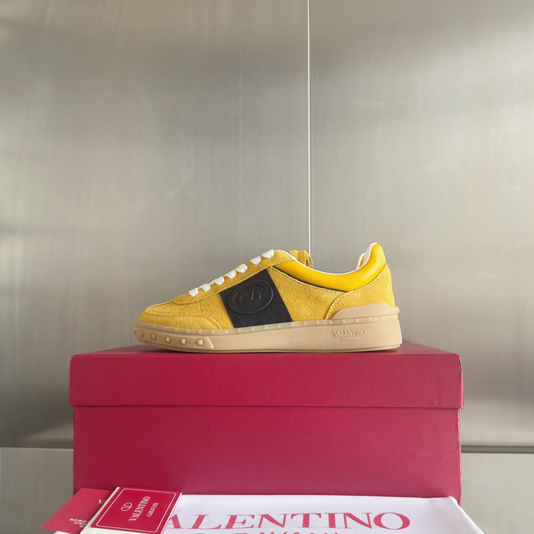 顶级版本:情侣款
VALENTINO华伦天奴V家UPVILLAGE系列 铆钉 情侣款 休闲 运动鞋
原版