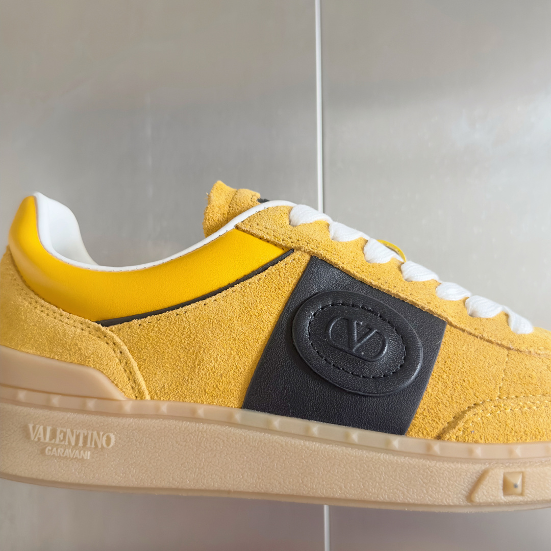 顶级版本:情侣款
VALENTINO华伦天奴V家UPVILLAGE系列 铆钉 情侣款 休闲 运动鞋
原版