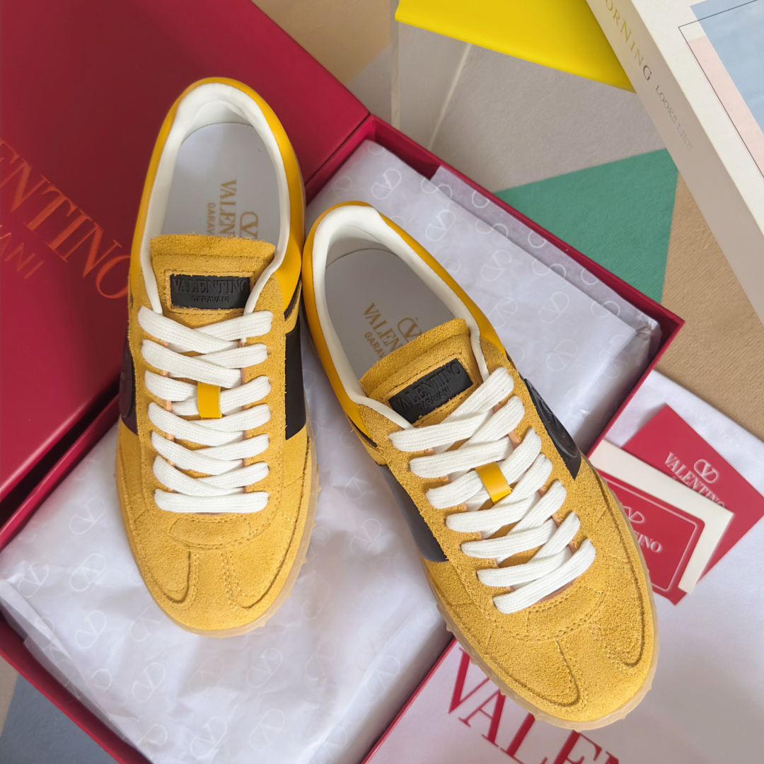 顶级版本:情侣款
VALENTINO华伦天奴V家UPVILLAGE系列 铆钉 情侣款 休闲 运动鞋
原版