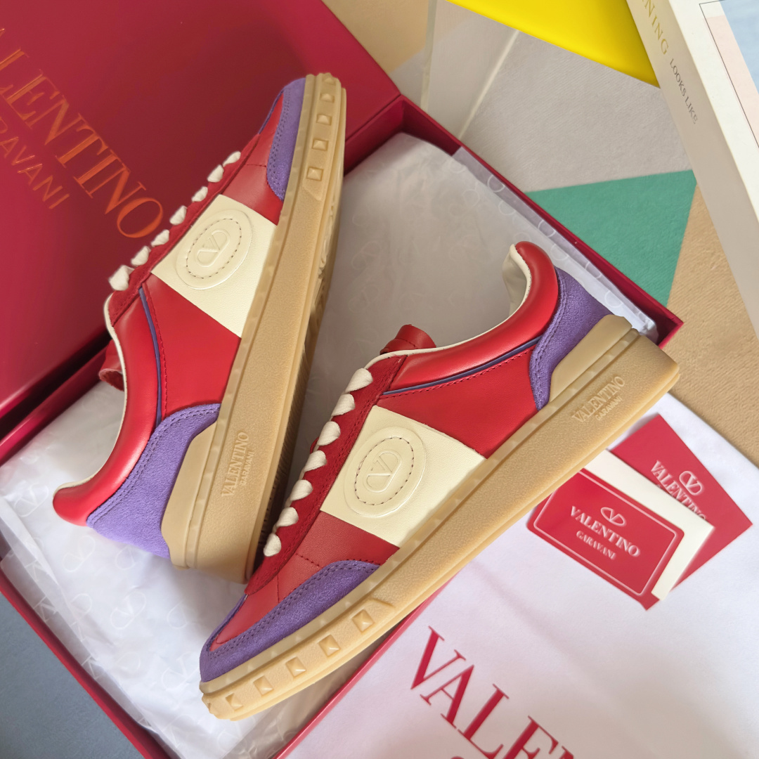顶级版本:情侣款
VALENTINO华伦天奴V家UPVILLAGE系列 铆钉 情侣款 休闲 运动鞋
原版