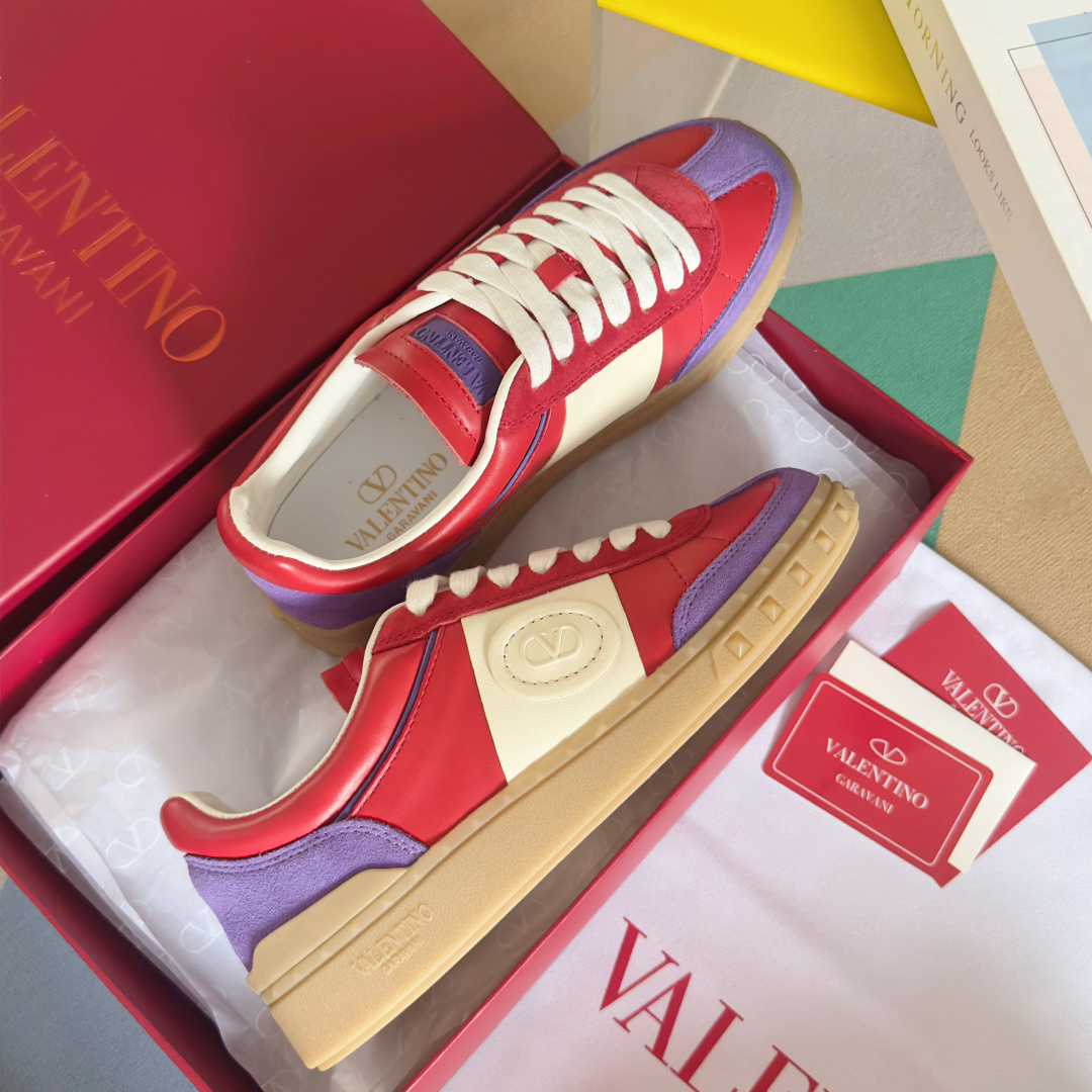 顶级版本:情侣款
VALENTINO华伦天奴V家UPVILLAGE系列 铆钉 情侣款 休闲 运动鞋
原版