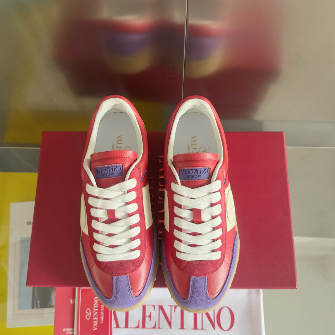 顶级版本:情侣款
VALENTINO华伦天奴V家UPVILLAGE系列 铆钉 情侣款 休闲 运动鞋
原版