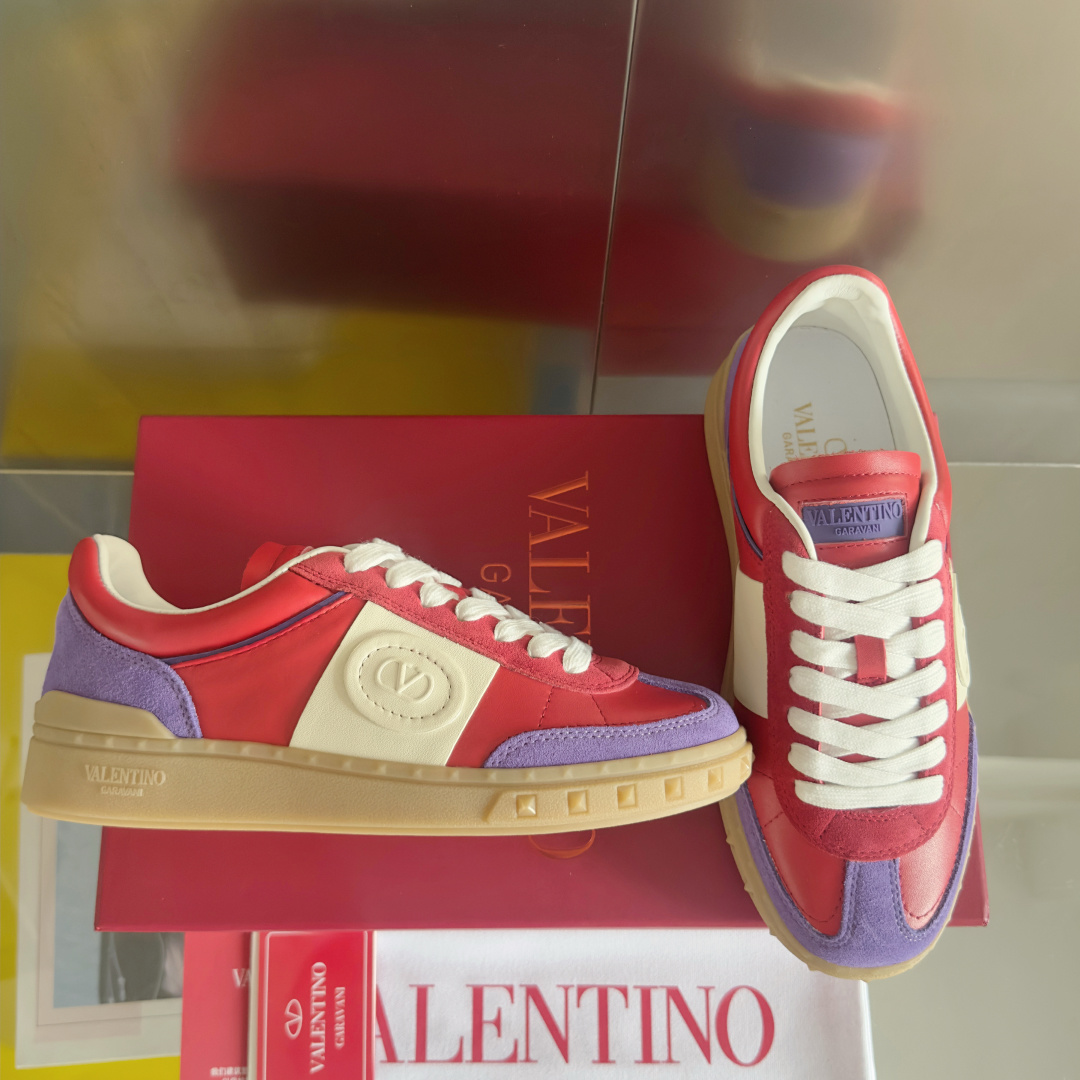 顶级版本:情侣款
VALENTINO华伦天奴V家UPVILLAGE系列 铆钉 情侣款 休闲 运动鞋
原版