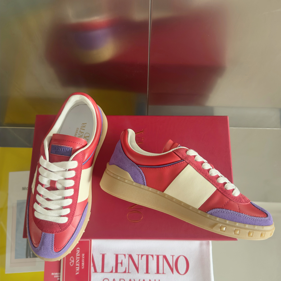 顶级版本:情侣款
VALENTINO华伦天奴V家UPVILLAGE系列 铆钉 情侣款 休闲 运动鞋
原版