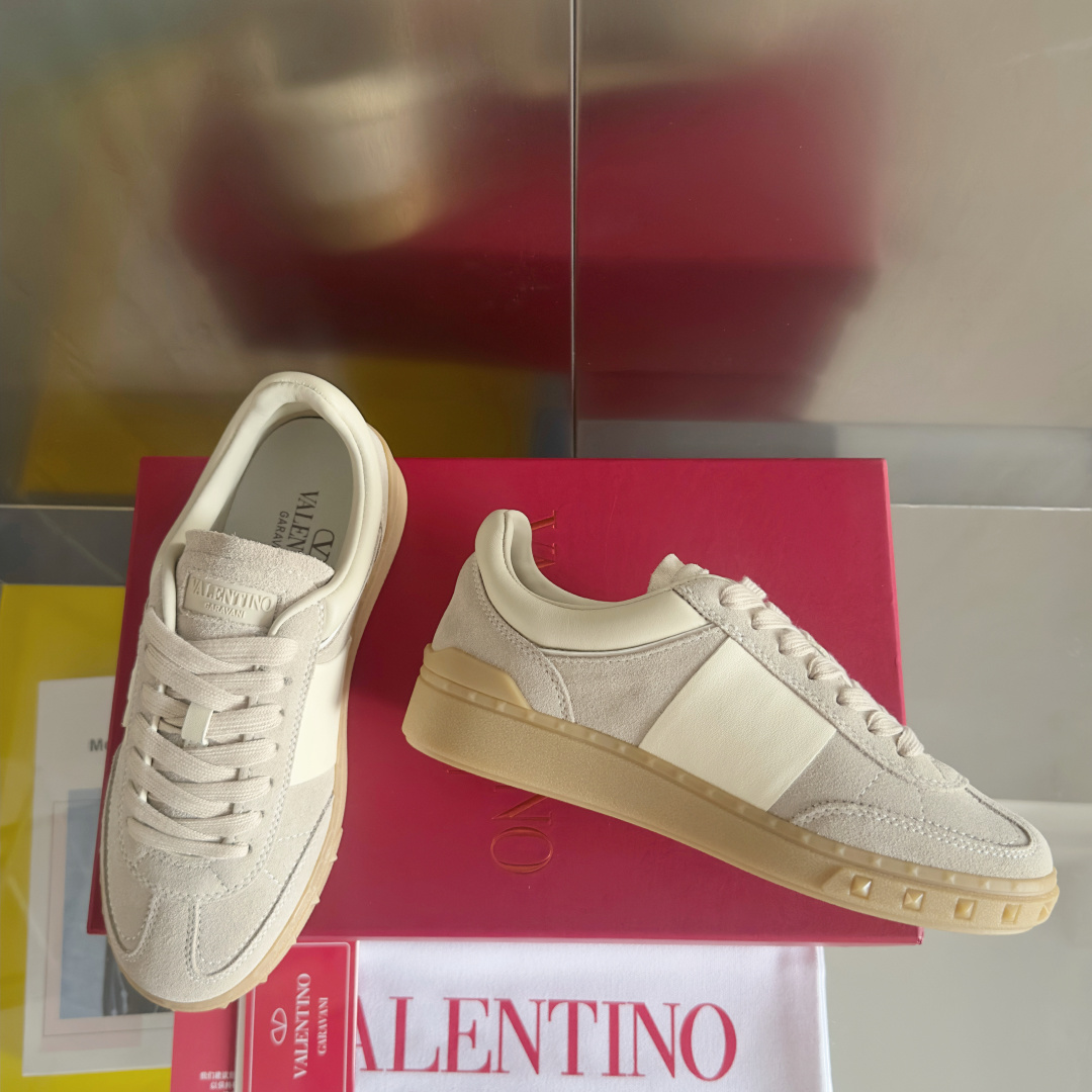 顶级版本:情侣款
VALENTINO华伦天奴V家UPVILLAGE系列 铆钉 情侣款 休闲 运动鞋
原版