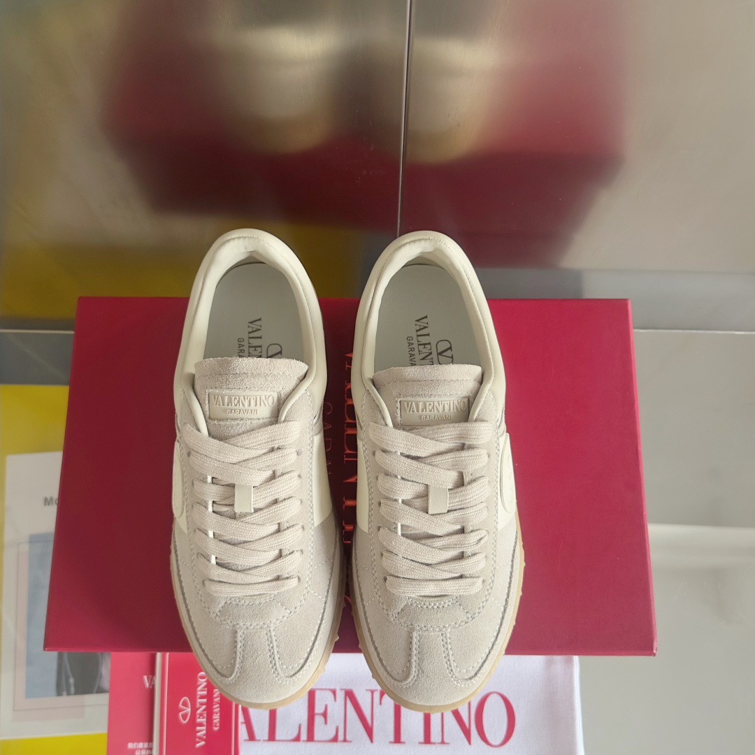 顶级版本:情侣款
VALENTINO华伦天奴V家UPVILLAGE系列 铆钉 情侣款 休闲 运动鞋
原版