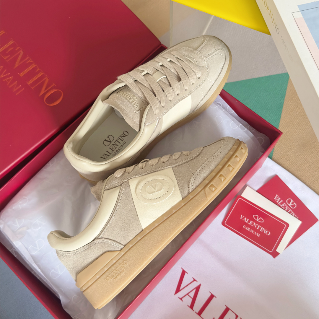 顶级版本:情侣款
VALENTINO华伦天奴V家UPVILLAGE系列 铆钉 情侣款 休闲 运动鞋
原版