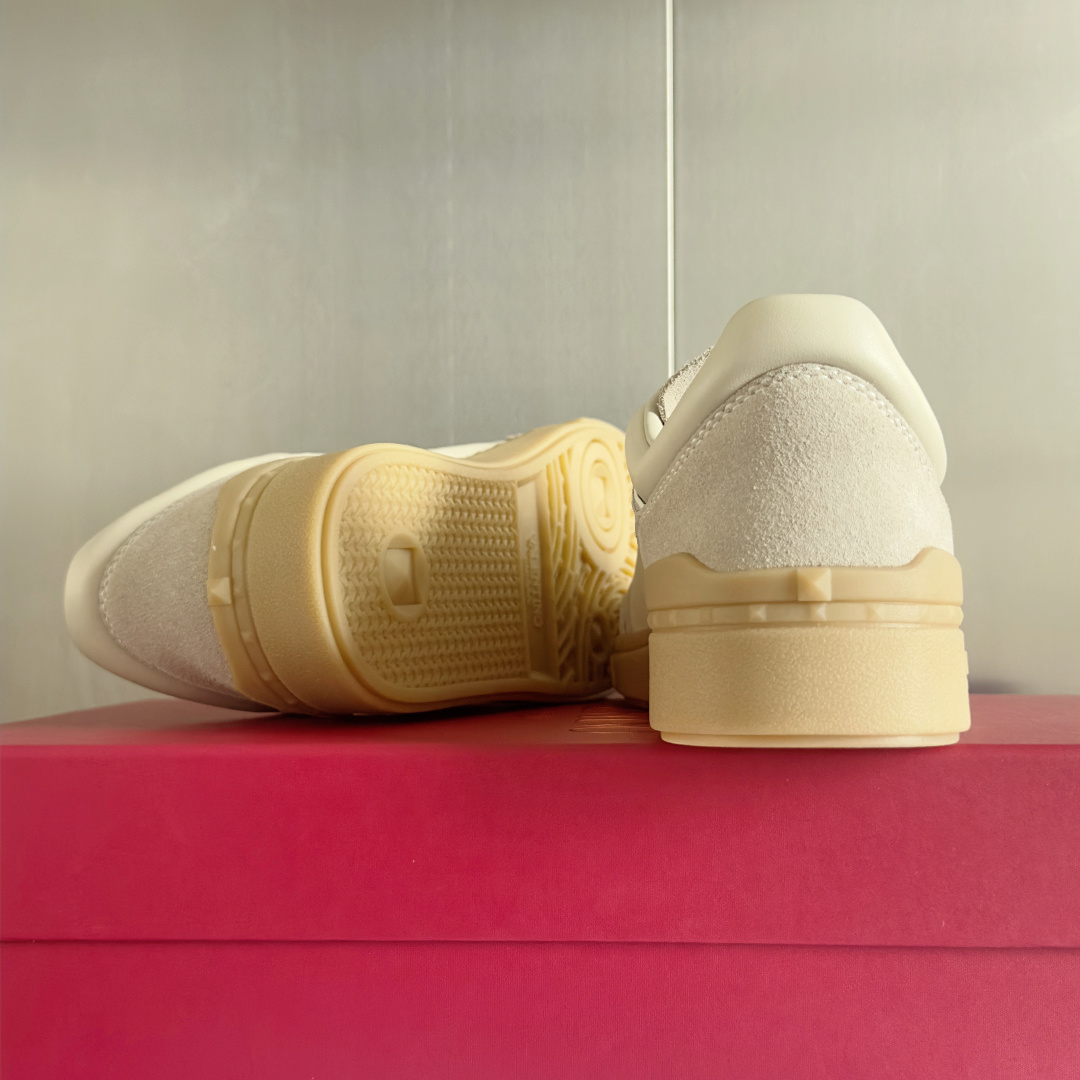 顶级版本:情侣款
VALENTINO华伦天奴V家UPVILLAGE系列 铆钉 情侣款 休闲 运动鞋
原版