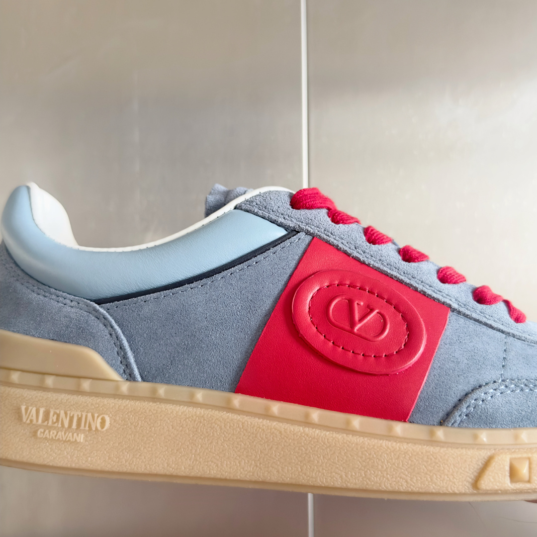 顶级版本:情侣款
VALENTINO华伦天奴V家UPVILLAGE系列 铆钉 情侣款 休闲 运动鞋
原版