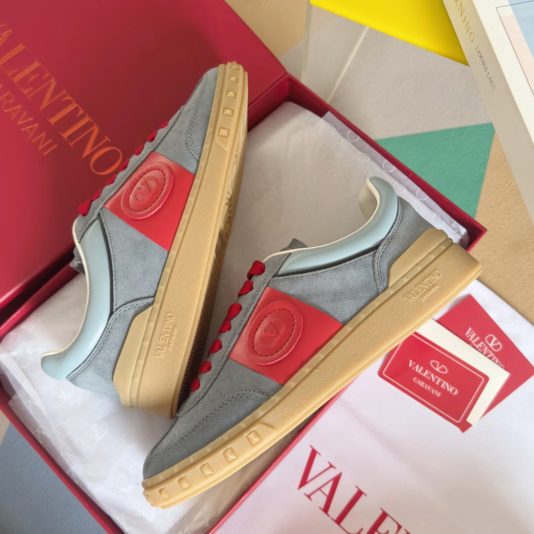 顶级版本:情侣款
VALENTINO华伦天奴V家UPVILLAGE系列 铆钉 情侣款 休闲 运动鞋
原版