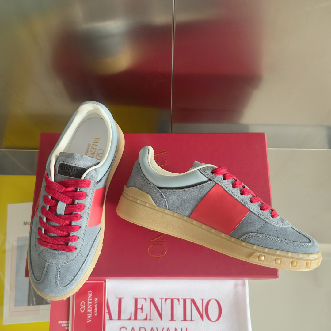 顶级版本:情侣款
VALENTINO华伦天奴V家UPVILLAGE系列 铆钉 情侣款 休闲 运动鞋
原版