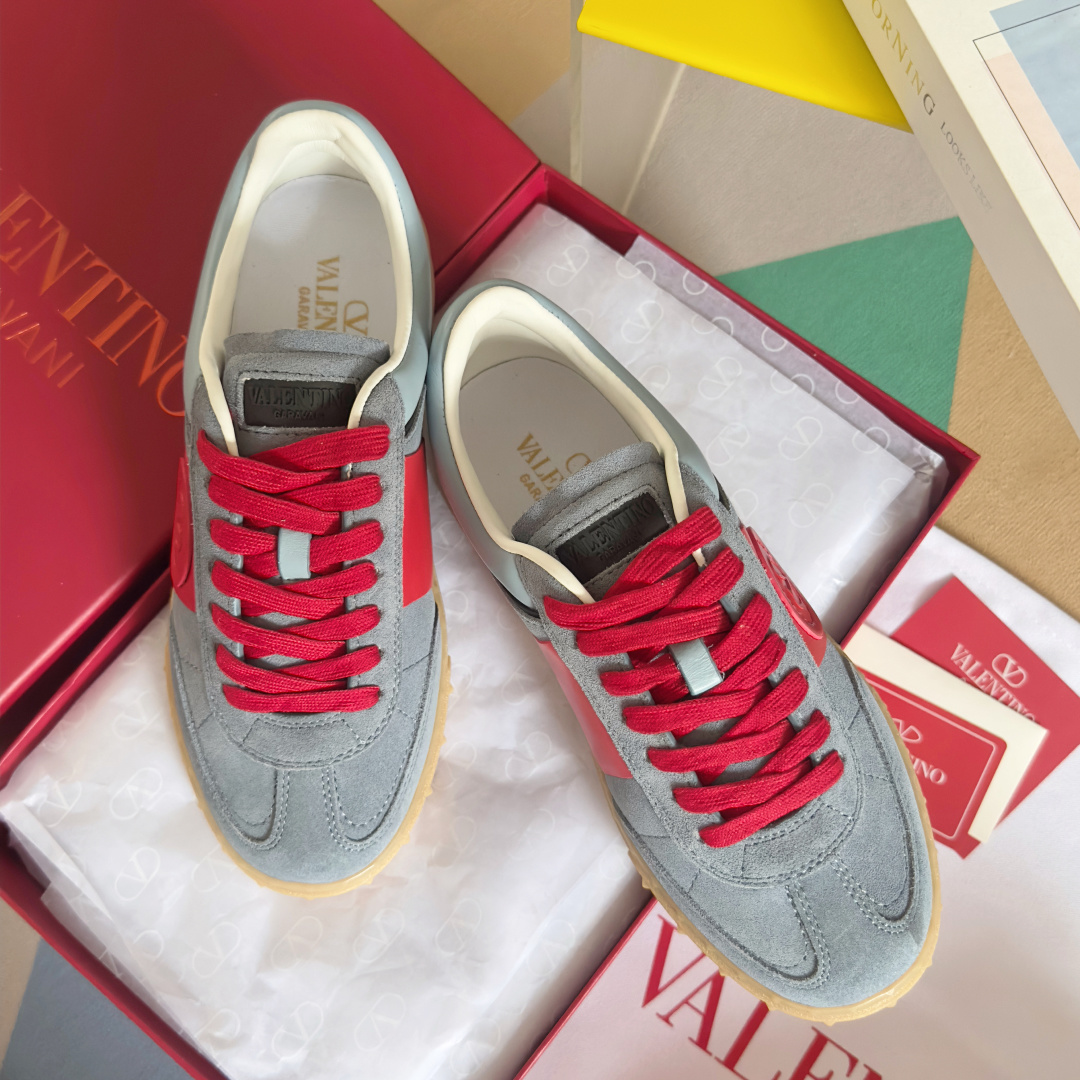 顶级版本:情侣款
VALENTINO华伦天奴V家UPVILLAGE系列 铆钉 情侣款 休闲 运动鞋
原版