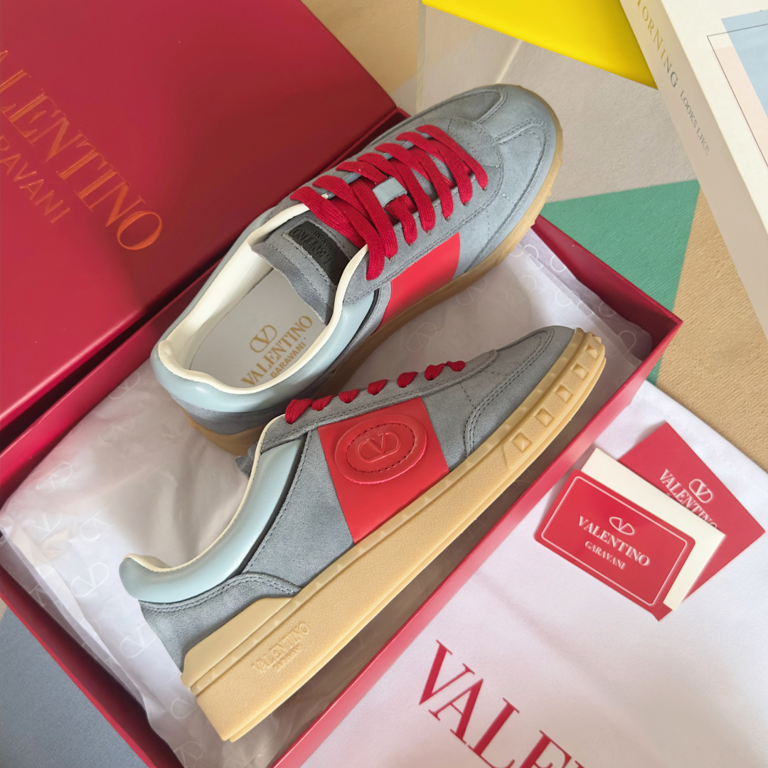 顶级版本:情侣款
VALENTINO华伦天奴V家UPVILLAGE系列 铆钉 情侣款 休闲 运动鞋
原版