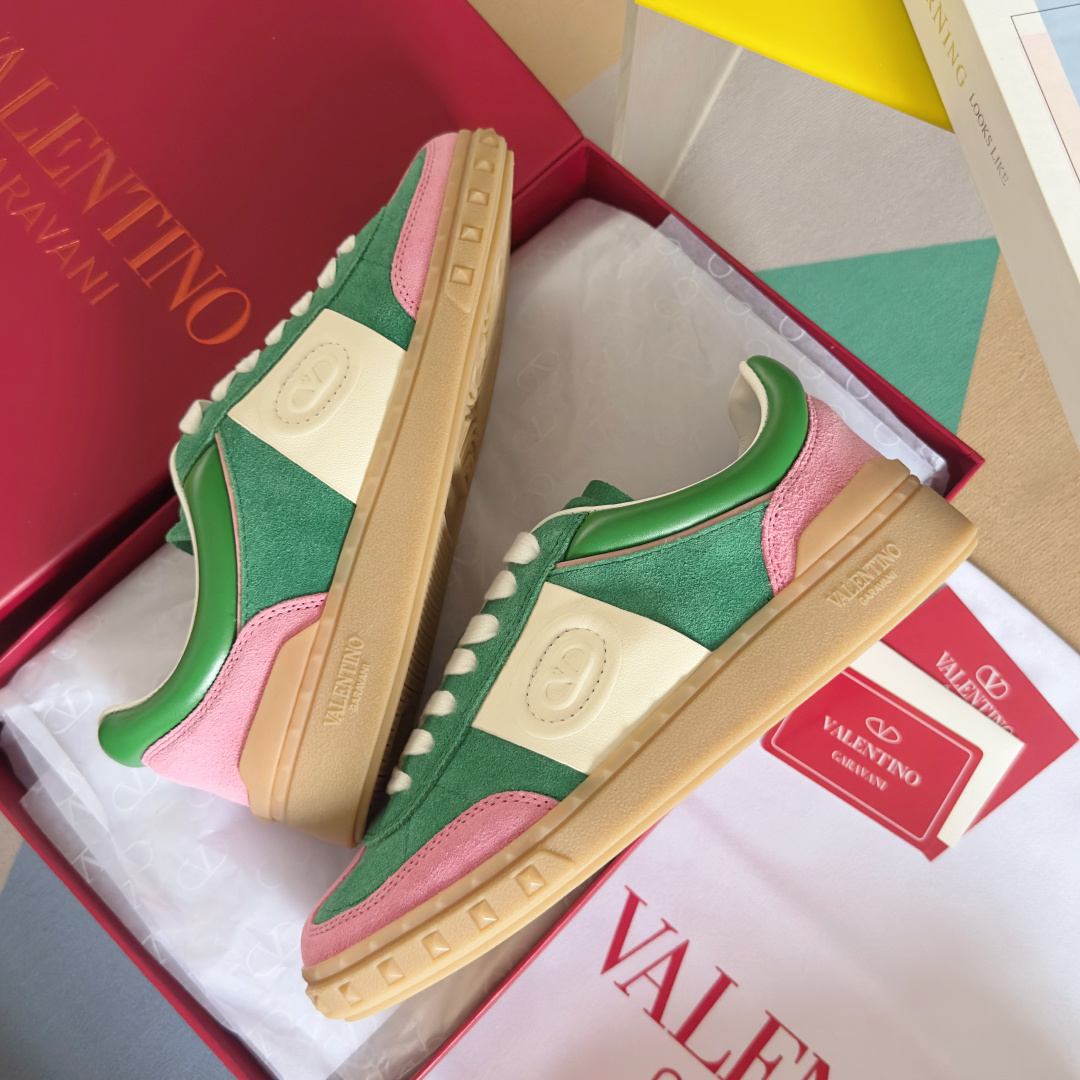 顶级版本:情侣款
VALENTINO华伦天奴V家UPVILLAGE系列 铆钉 情侣款 休闲 运动鞋
原版