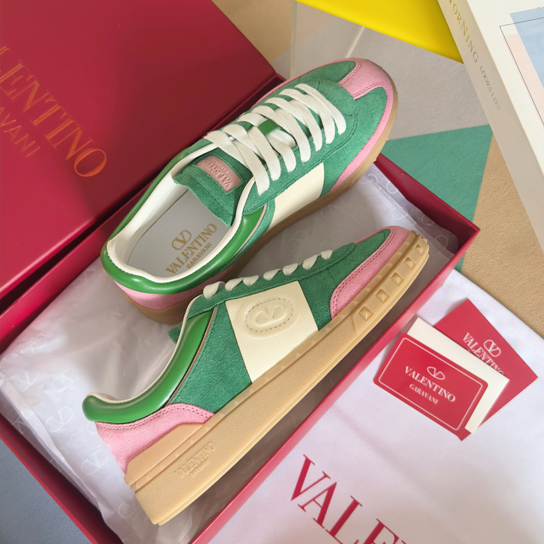 顶级版本:情侣款
VALENTINO华伦天奴V家UPVILLAGE系列 铆钉 情侣款 休闲 运动鞋
原版