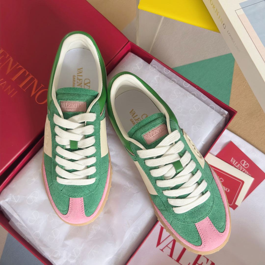 顶级版本:情侣款
VALENTINO华伦天奴V家UPVILLAGE系列 铆钉 情侣款 休闲 运动鞋
原版