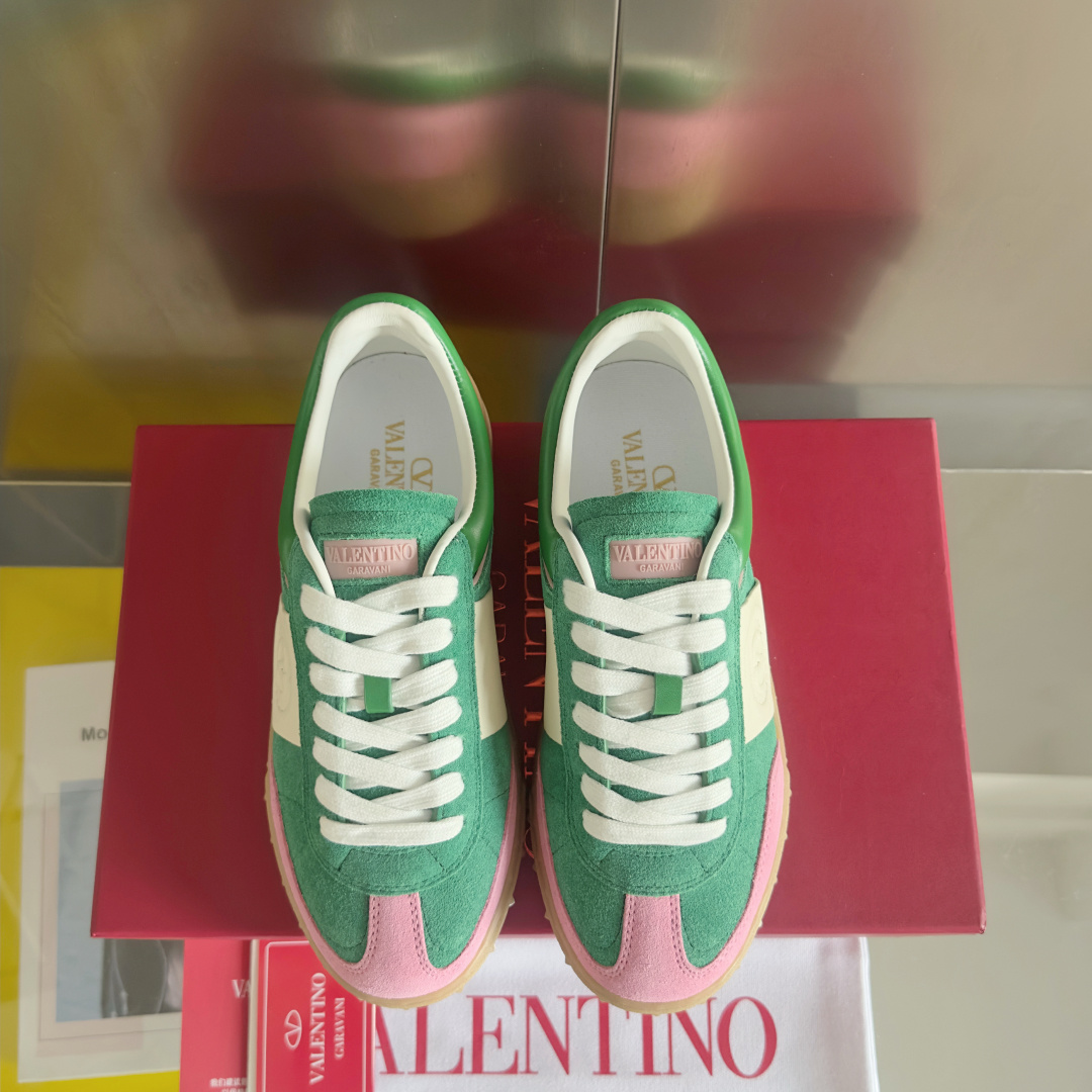 顶级版本:情侣款
VALENTINO华伦天奴V家UPVILLAGE系列 铆钉 情侣款 休闲 运动鞋
原版