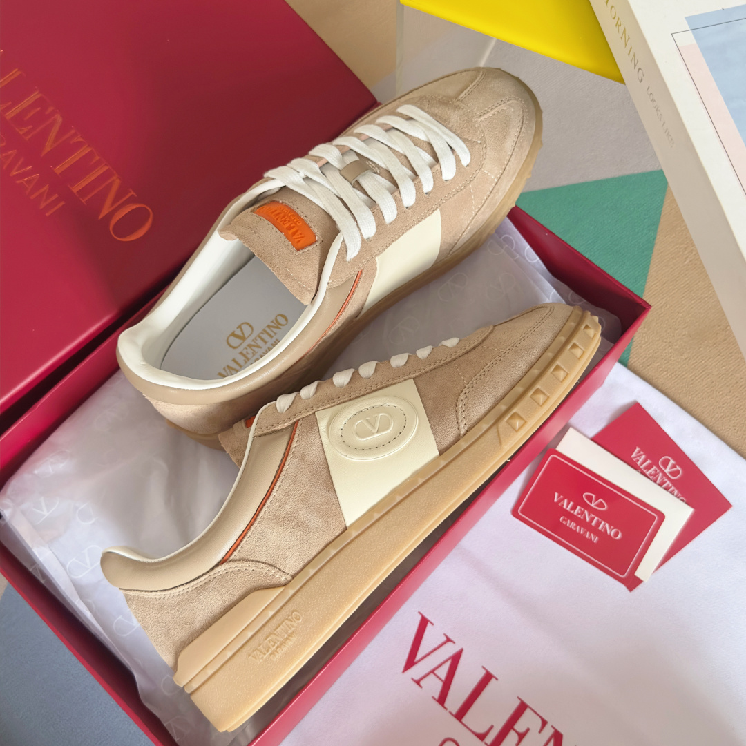 顶级版本:情侣款
VALENTINO华伦天奴V家UPVILLAGE系列 铆钉 情侣款 休闲 运动鞋
原版