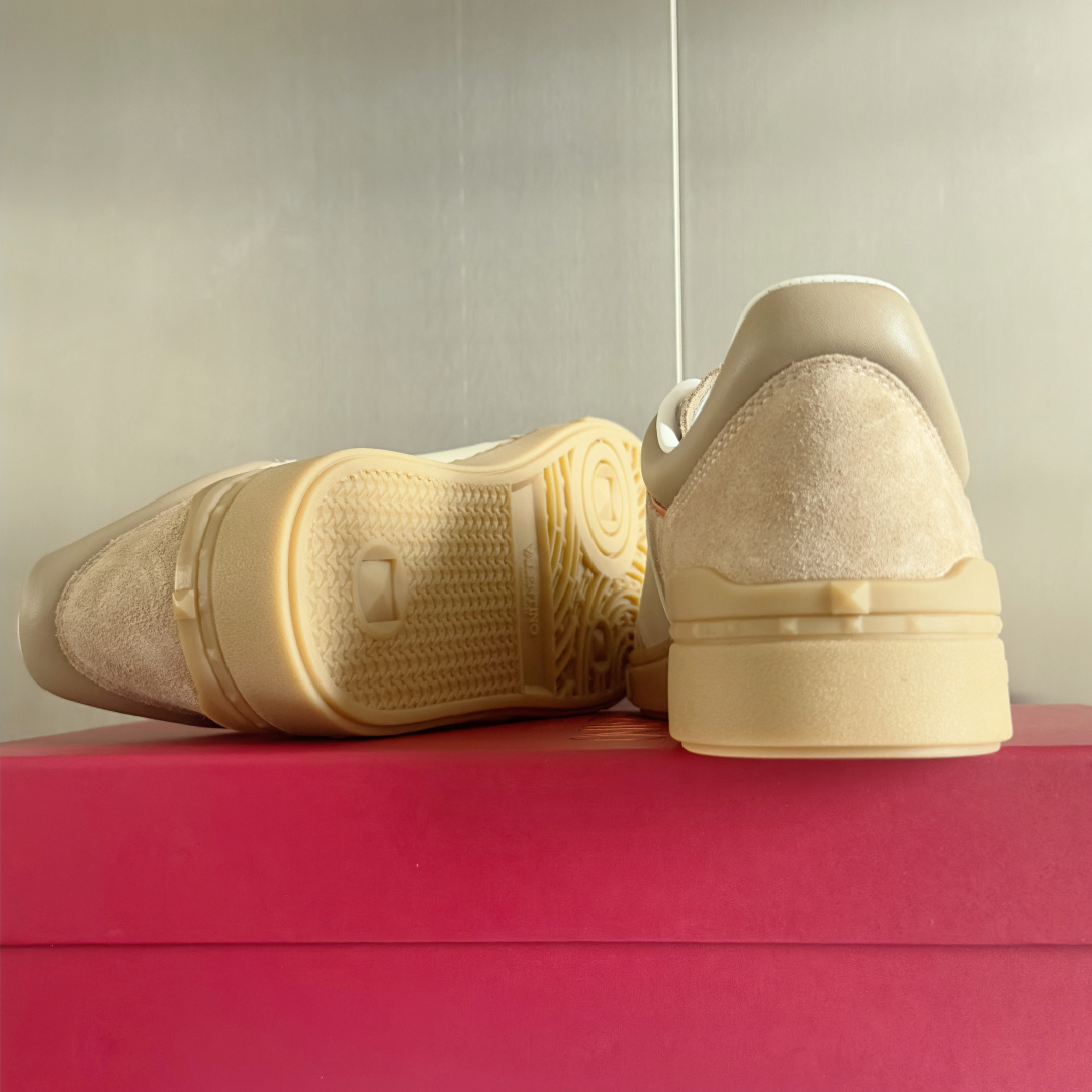 顶级版本:情侣款
VALENTINO华伦天奴V家UPVILLAGE系列 铆钉 情侣款 休闲 运动鞋
原版