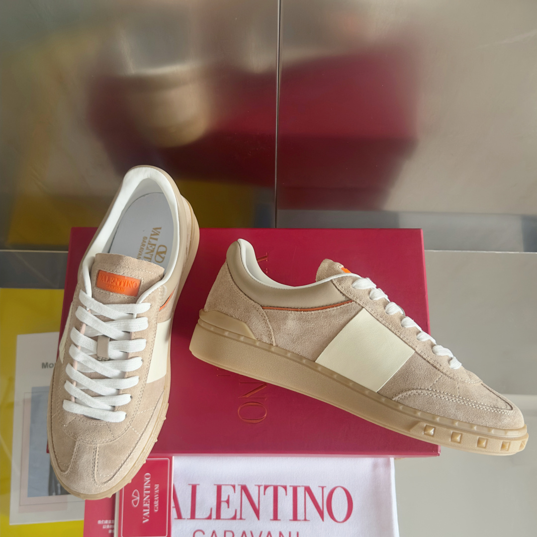 顶级版本:情侣款
VALENTINO华伦天奴V家UPVILLAGE系列 铆钉 情侣款 休闲 运动鞋
原版
